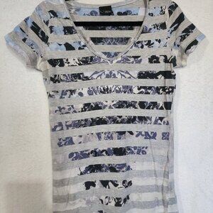 Buckle DAYTRIP Vtg Y2K Top Fairycore Whimsical Goth Tee Size L Gray Blue V-Neck